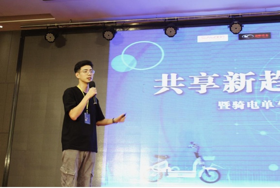 骑电单车周坤洋获评中国财经峰会“2021最佳青年榜样” 