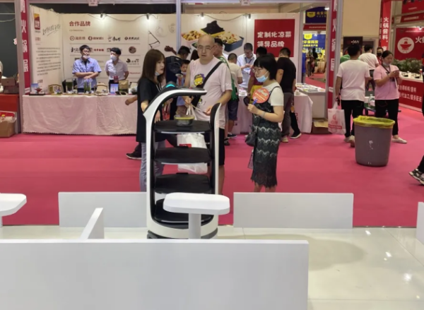 普渡机器人亮相第六届郑州火锅食材用品展览会