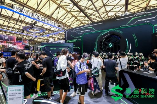 黑鲨参展2021 ChinaJoy 鲨鲨酱破壁现身与玩家亲密互动