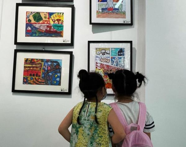 雅昌艺术网 “红色记忆·绘筑未来”儿童绘画作品展在报国寺创意空间开幕