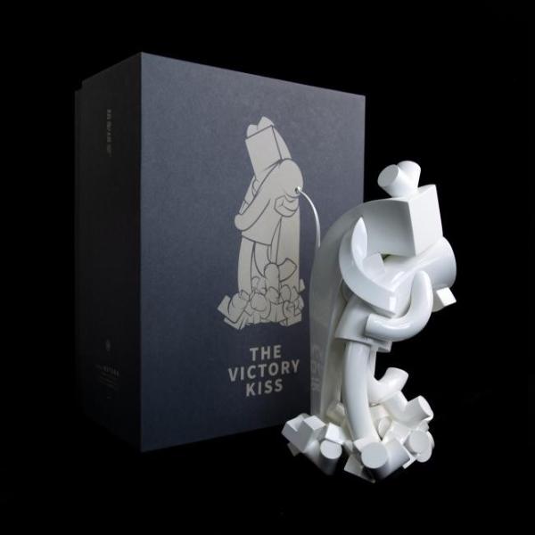  丽芮酒店携手潮玩IP「The Victory Kiss」，打开独属的趣意时光