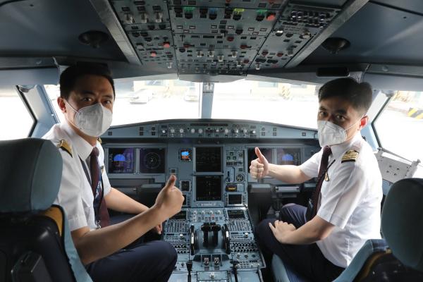 东航A330宽体客机抵达青岛流亭、晚间转场胶东机场，山东籍“五星机长”祝福青岛胶东首航成功