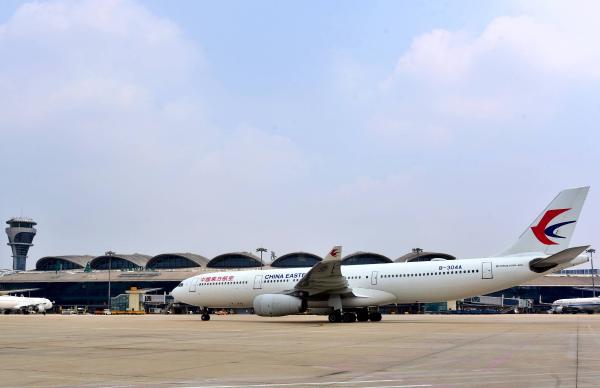 东航A330宽体客机抵达青岛流亭、晚间转场胶东机场，山东籍“五星机长”祝福青岛胶东首航成功