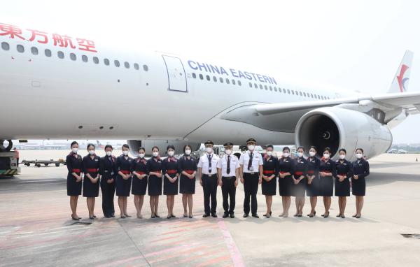 东航A330宽体客机抵达青岛流亭、晚间转场胶东机场，山东籍“五星机长”祝福青岛胶东首航成功