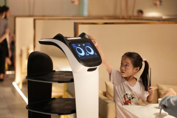 普渡机器人“贝拉”强势入驻集膳斑斓，助力餐厅服务智慧升级