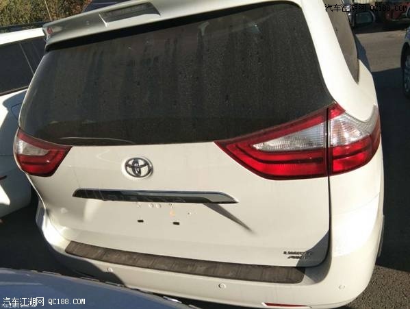 17款丰田塞纳Limited7座顶配四驱配置实测