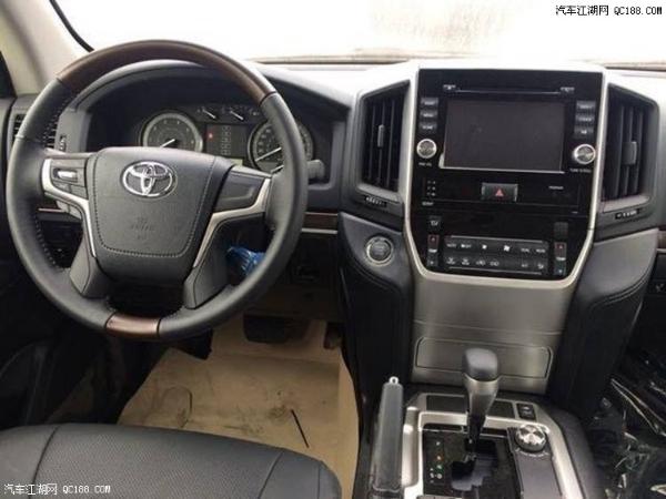 18款丰田酷路泽4000现车组合尾灯试驾