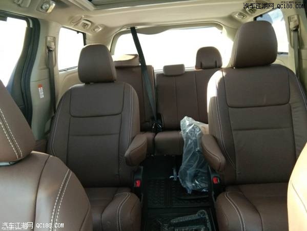 17款丰田塞纳Limited7座顶配四驱配置实测