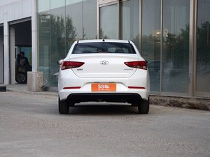 现代悦纳店内现车热销 购车送大礼包