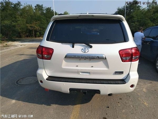 丰田红杉5.7L大空间大排量越野现车实测