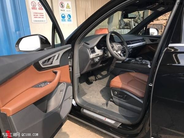 18款奥迪Q7 3.0T黑外棕内八速加规版评测