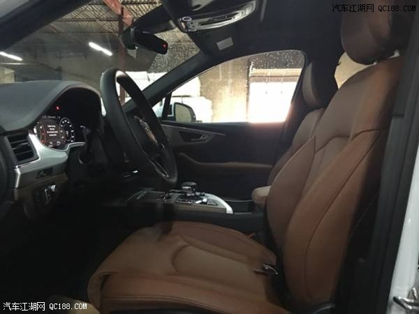 18款奥迪Q7 3.0T黑外棕内八速加规版评测