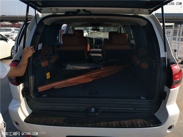 大空间大排量 丰田红杉5.7L越野现车图解