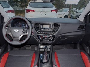 现代悦纳店内现车热销 购车送大礼包