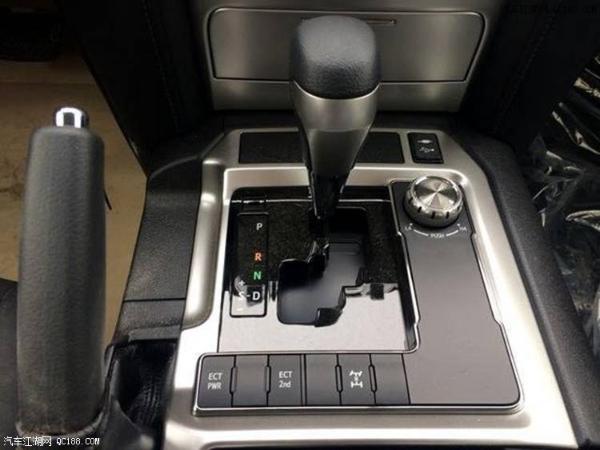 18款丰田酷路泽4000现车组合尾灯试驾