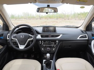 武汉长安悦翔V7全系降4千 店内车源紧张