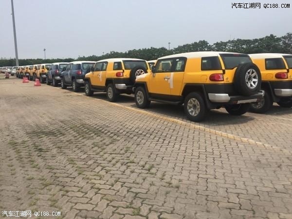 主打时尚复古风 17款FJ酷路泽中东版价格