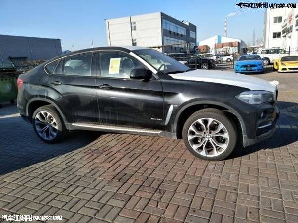 外形层次感十足 宝马X6是世界上第一款全能轿跑车(Sports Activity Coupe),车头设计小改,换装LED车灯。并增加了银色的亚光镶边,布置在外侧进气口上方,其位置更高、更靠两侧,进一步突出了车辆的宽度。X形的保险杠,极具力量感,逵猩竦摹翱眼角式前大灯与尺寸更加夸张的标志性双肾格栅相连,营造出一副层次感十足的前部造型。