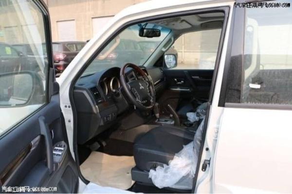 18款中东版三菱帕杰罗V6 5速自动挡试驾