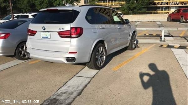 科技感十足 实拍17款墨版宝马X5运动型