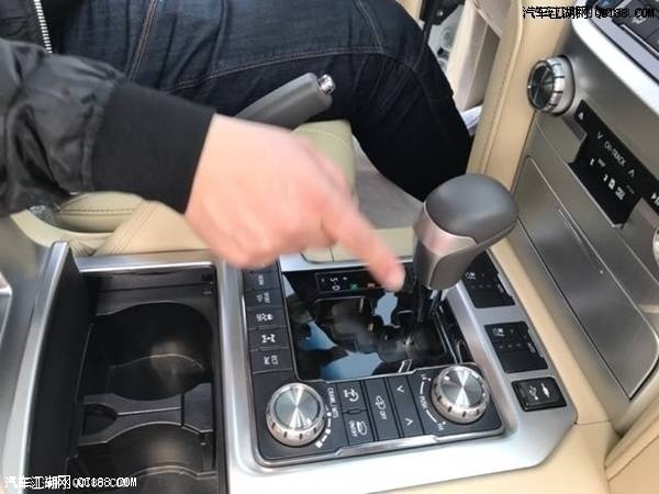 17款丰田兰德酷路泽5700配置动力详解