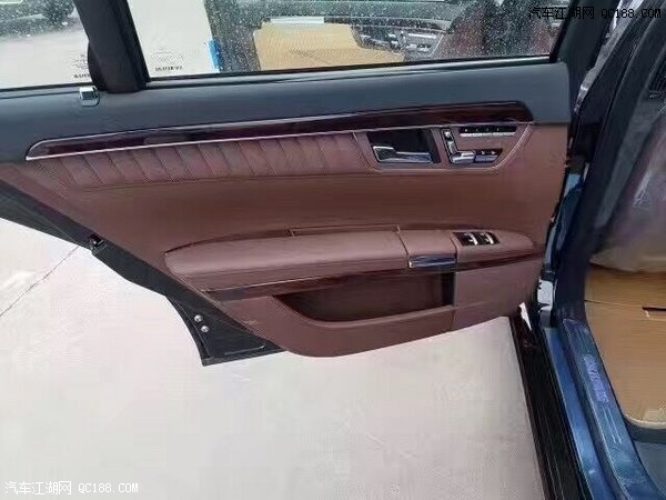 奔驰巴博斯50S 4.7T双涡轮增压动力解读