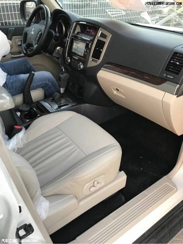 18款三菱配置分时四驱油耗参数报价体验