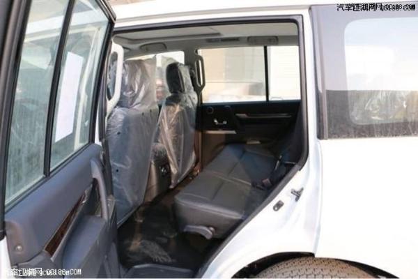 18款中东版三菱帕杰罗V6 5速自动挡试驾