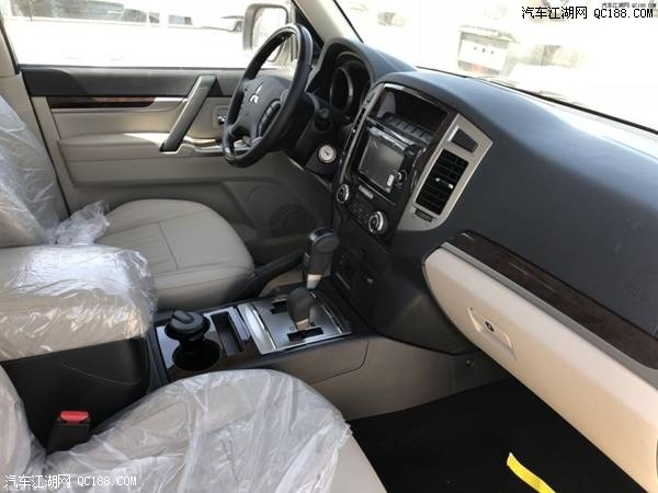 18款三菱帕杰罗现车配置参数油耗报价体验