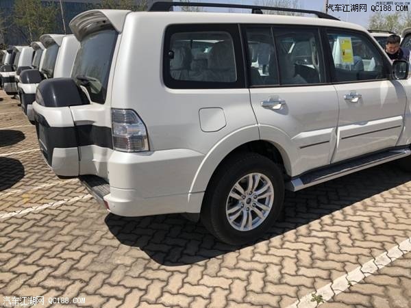 18款三菱帕杰罗现车配置参数油耗报价体验