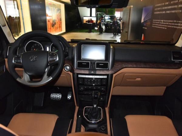 北汽BJ80珠峰版详细配置 配流媒体后视镜