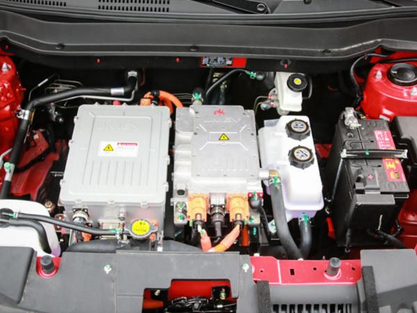 原创2018款江铃E400试驾 一切都以实用为主