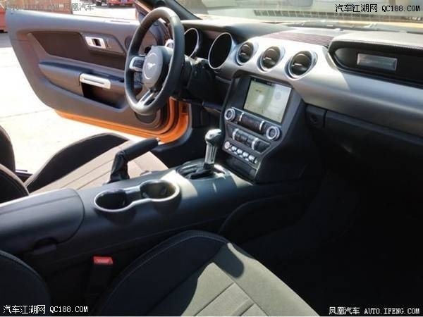 18款美规福特野马两门四座空间试驾体验