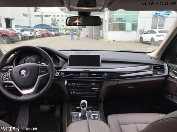 18款进口宝马X5 3.0T L6白/黑加规版解析