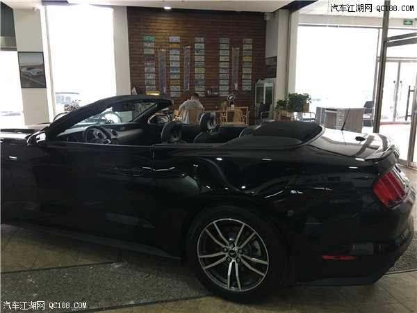 18款福特野马硬顶敞篷版实车到店图解