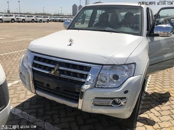 18款三菱帕杰罗现车配置参数油耗报价体验