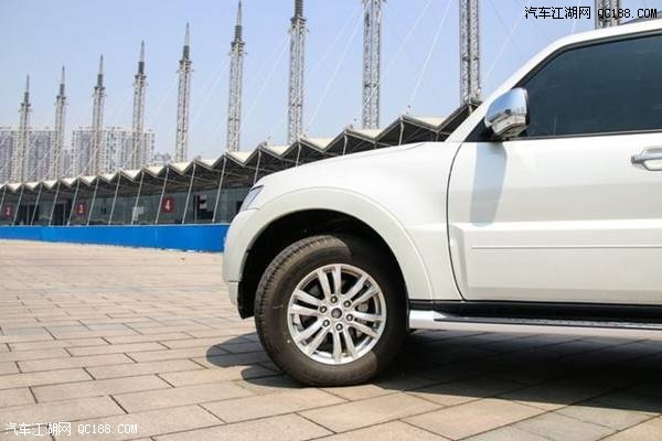 18款帕杰罗V97顶配天窗版现车报价详解