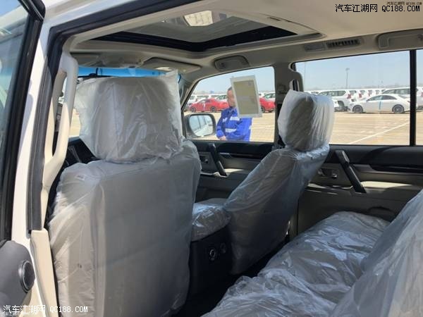 18款三菱帕杰罗现车配置参数油耗报价体验