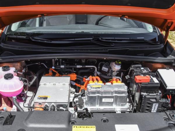 原创家族爆款车 测试吉利帝豪GSe纯电动车