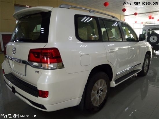 【汽车江湖-优惠促销】 相对传统4S渠道,平行进口车性价比相对突出很多。实际究竟如何,我们小编联系天津御驾汽车保税店,来到天津港保税区京门大道411号港口车城,试驾体验了一次中东版兰德酷路泽4000。总体而言,中东版兰德酷路泽4000做工和动力操控都很不错,相对传统渠道,更高的配置以及更低的售价,使其具有相当的竞争力。 18款丰田酷路泽4000中东版越野性能收到了广大的好评,至今为人追捧。酷路泽4000中东版诞生以来,以其高通过性、耐用性、靠得住性,被誉为顶级四驱之王,深获人们信任。配备多地形可选驾驶模式