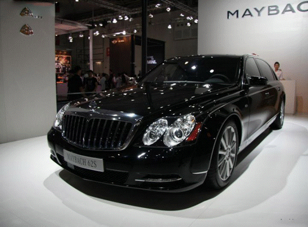 名人的专属座驾 迈巴赫62S防弹车实拍