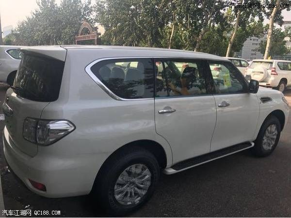 18款日产途乐XE版白/黑色现车到店实拍