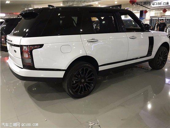 2017 款路虎揽胜全系配备多种模式的底盘升降系统,敢于挑战任何地形,曾庆涉水通过性。动力上有着很大的进步,就加速而言已经达到了跑车水平。先进的即使和动力支撑使它成为高性能行驶利器。电子部件使用使操作这台大家伙并不会太过费劲,全景式摄像头在复杂的路面相当有帮助。在角度打的倾斜沙堆上策马扬鞭、动力强劲、操控灵敏,直线条方正大气而不显粗糙,尽显威猛霸气。 总体而言:美规路虎揽胜行政版配置明显高于中规版,折算成价格有更高的性价比优势。售后及保养可以覆盖全国,实现全国联保且无区域限制。大大提升了平行进口车美规路虎