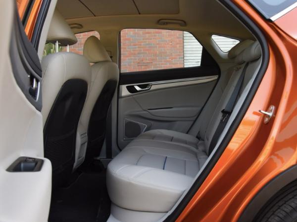 原创家族爆款车 测试吉利帝豪GSe纯电动车