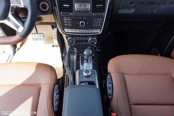 2018款奔驰G500白外棕内五座越野车价格