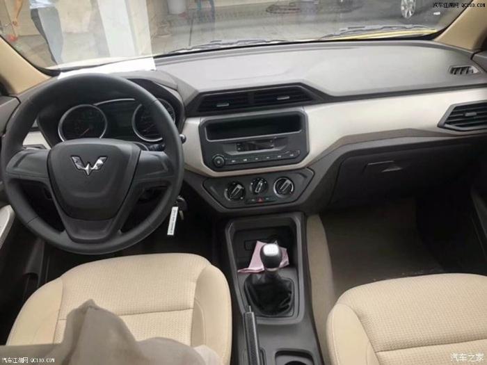 原创前脸尾部明显变化 新款五菱宏光S实车图