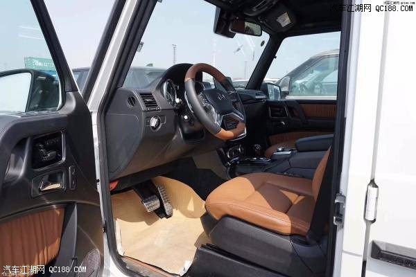 2018款奔驰G500白外棕内五座越野车价格