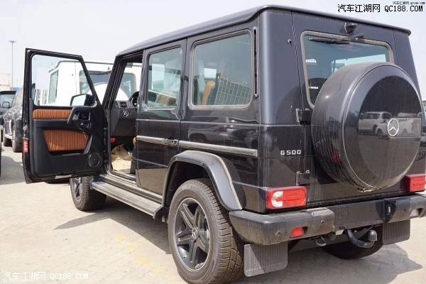 2018款奔驰G500白外棕内五座越野车价格