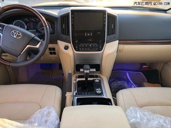 18款丰田酷路泽4000中东版现车到店实拍