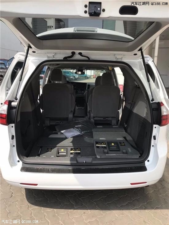 大面积红色LED尾灯 18款丰田塞纳配置解读